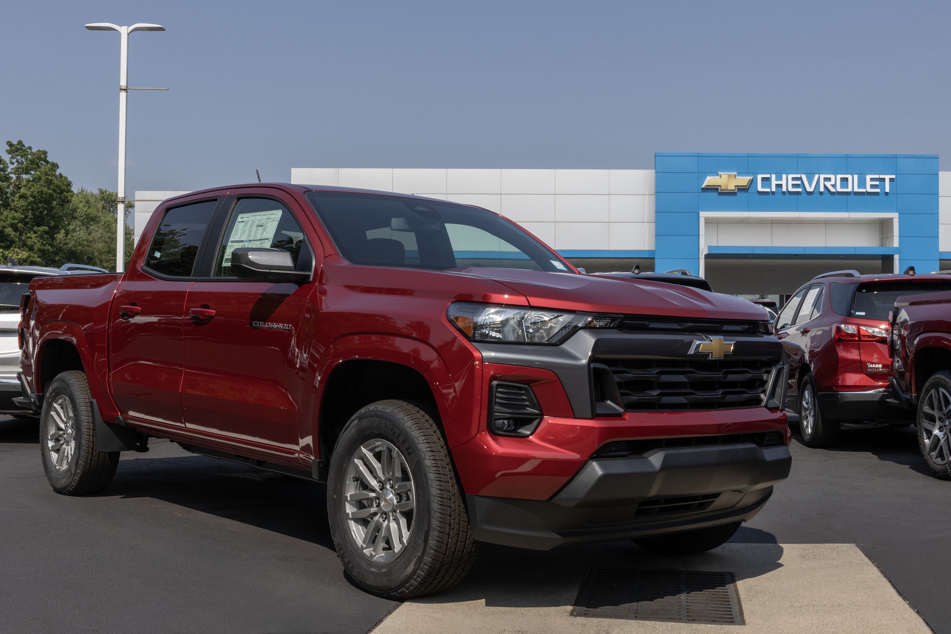 Chevrolet Colorado 2WD LT Crew Cab Pickup Truck display. Chevy offers the Colorado with a 2.7L TurboMax engine. MY:2024